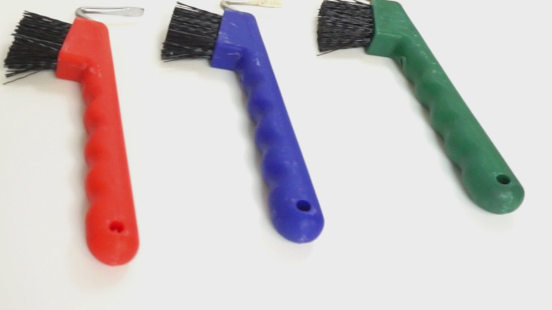 Hufkratzer mit stabiler Bürste und ergonomischen Griff